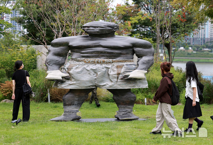 [서울=뉴시스] 이영환 기자 = 1일 서울 광진구 뚝섬한강공원에서 열린 제2회 서울조각페스티벌을 찾은 시민들이 전시된 조각을 살펴보고 있다. 2025.09.01. 20hwan@newsis.com