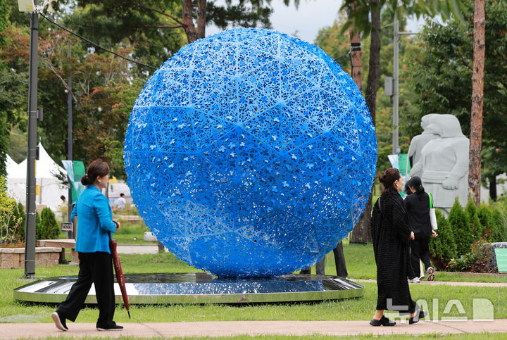 [서울=뉴시스] 이영환 기자 = 1일 서울 광진구 뚝섬한강공원에서 열린 제2회 서울조각페스티벌을 찾은 시민들이 전시된 조각을 살펴보고 있다. 2025.09.01. 20hwan@newsis.com