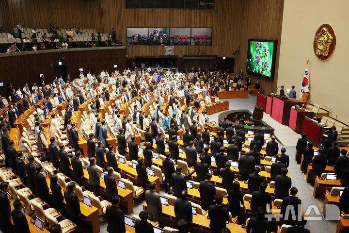 [서울=뉴시스] 조성봉 기자 = 1일 서울 여의도 국회에서 열린 제429회 국회(정기회) 제1차 본회의에서 여야 의원들이 애국가를 부르고 있다. 이날 국민의힘 의원들은 한복 대신 상복을 입고 참석했다. 2025.09.01. suncho21@newsis.com