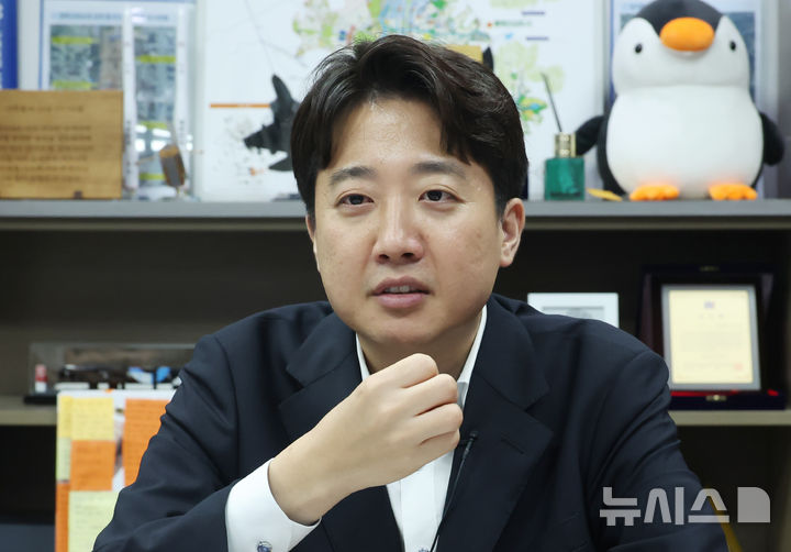 [서울=뉴시스] 고승민 기자 = 이준석 개혁신당 대표가 서울 여의도 국회 의원회관에서 뉴시스와 인터뷰를 하고 있다. 2025.09.02. kkssmm99@newsis.com