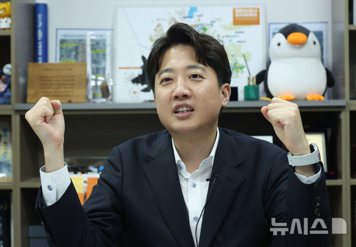 [서울=뉴시스] 고승민 기자 = 이준석 개혁신당 대표가 서울 여의도 국회 의원회관에서 뉴시스와 인터뷰를 하고 있다. 2025.09.02. kkssmm99@newsis.com