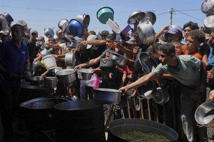 [칸유니스=AP/뉴시스] 9월1일 가자지구 남부 칸유니스의 한 급식소에서 구호 음식을 받으려는 팔레스타인 주민들이 앞다퉈 모여들고 있다. 하마스는 3일 종전협정을 위한 회담을 또 제안했지만 이스라엘은 즉시 거부했다. 2025.09.04.