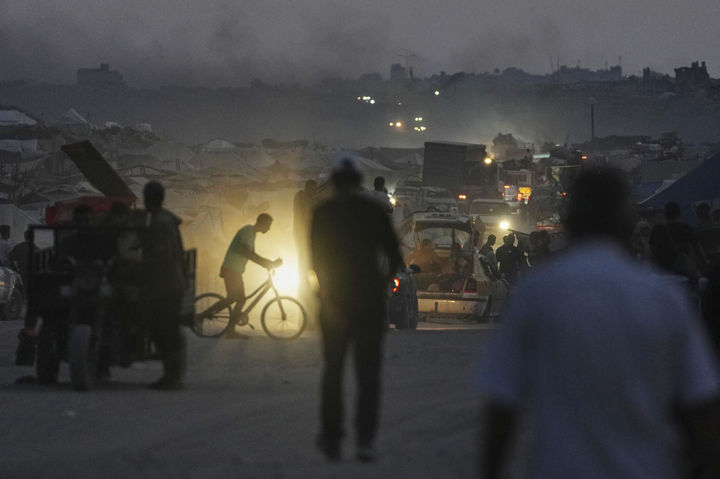 [가자시티=AP/뉴시스] 9월1일 팔레스타인 피란민들이 가자지구 북부에서 가자시티 해안도로를 따라 이동하고 있다. 2025.09.4.