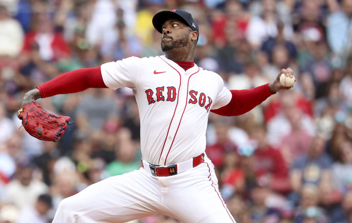 [보스턴=AP/뉴시스]메이저리그(MLB) 보스턴 레드삭스의 아롤디스 채프먼이 1일(현지 시간) 미 매사추세츠주 보스턴의 펜웨이 파크에서 치러진 MLB 2025 클리브랜드 가디언스와의 경기에 9회초 등판해 역투하고 있다. 2025.09.02