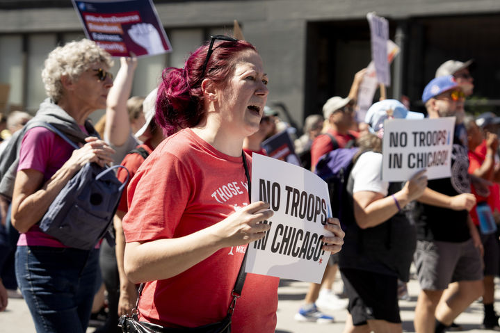 [시카고=AP/뉴시스]1일(현지 시간) 일리노이 시카고에서 노동자 등 시위대가 노동절을 맞아 시위를 벌이고 있다. 2025.09.02.