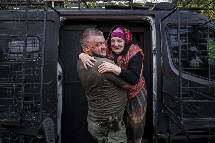 [코스티안티니우카=AP/뉴시스]우크라이나 경찰이 2일(현지시각) 러시아 공습 지역에서 소개된 마리아 호두스(90)가 차에서 내리도록 돕고 있다. 2025.9.3. 