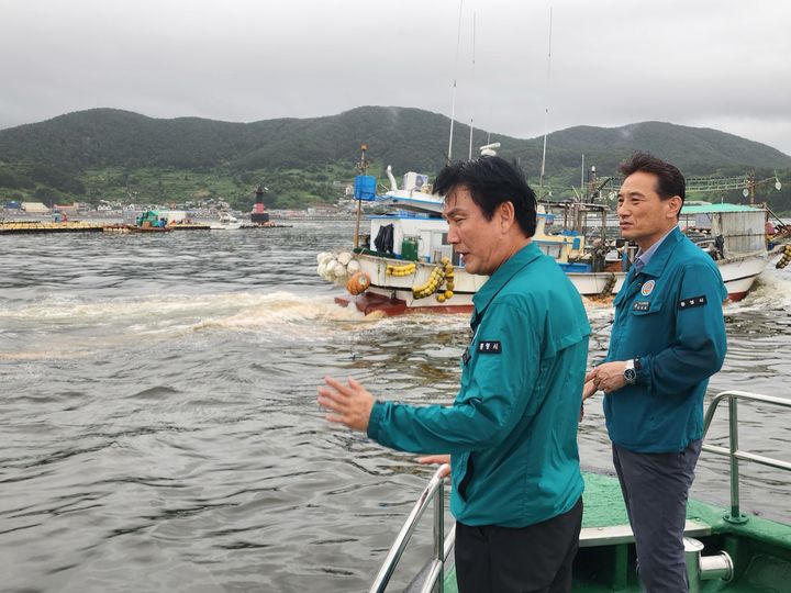 [통영=뉴시스] 신정철 기자= 경남 통영시는 지난 8월 29일 오후 2시, 관내 전 해역에 6년 만에 적조주의보가 발령됨에 따라 적조 확산 차단 및 어업인 피해 예방을 위해 전 행정력을 집중하고 있다고 1일 밝혔다.사진은 1일, 허대양 부시장(사진, 왼쪽)이 산양읍 해역을 찾아 적조 방제 현장을 직접 점검하고 있는 모습.(사진=통영시 제공).2025.09.01. photo@newsis.com *재판매 및 DB 금지