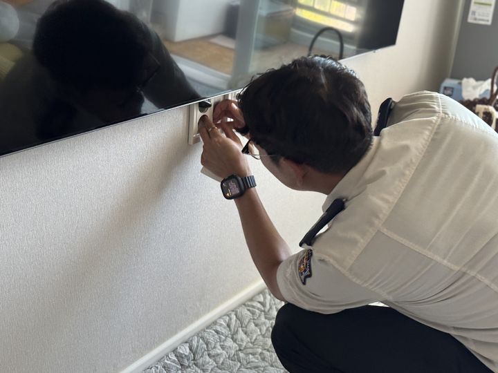 [진주=뉴시스]진주소방서, 취약계층 콘세트 소화패치 보급.(사진=진주소방서 제공).2025.09.02.photo@newsis.com *재판매 및 DB 금지