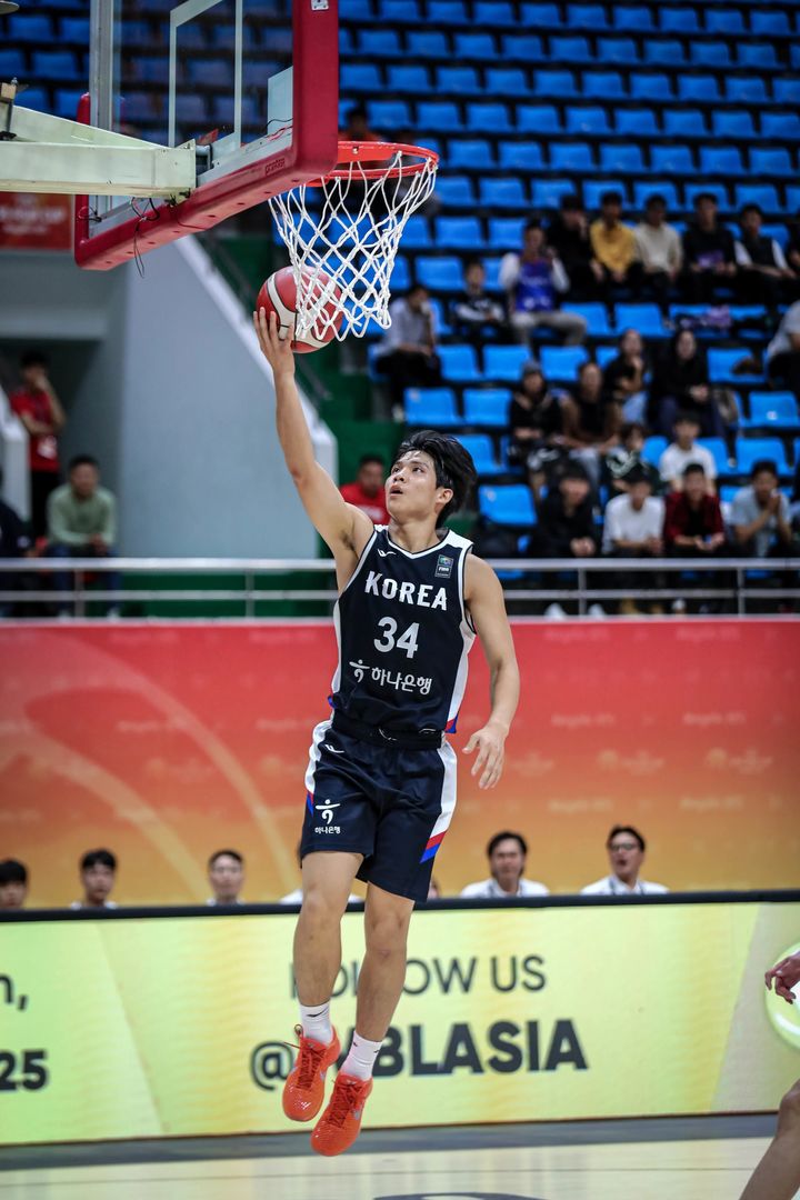 [서울=뉴시스] 한국 16세 이하(U-16) 남자 농구 대표팀의 박범윤. (사진=FIBA 홈페이지 캡처) 2025.09.02. photo@newsis.com *재판매 및 DB 금지