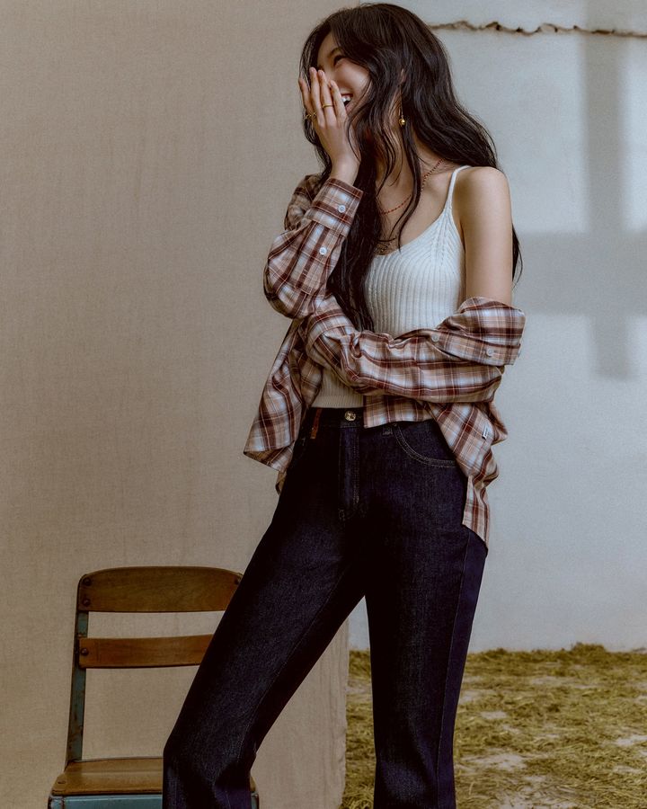 [서울=뉴시스] 수지. (사진=게스 제공) 2025.09.02. photo@newsis.com *재판매 및 DB 금지