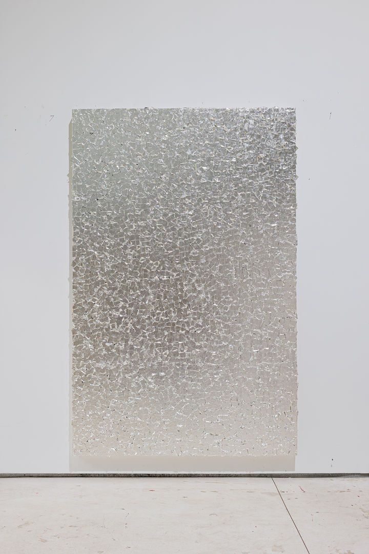 리크릿 티라바니자, 〈untitled 2025 (the nation, july 30, 2014)〉, 2025, tree lacquer and gilding gold on newspaper on handcraft paper, 222 x 143 x 6 cm© Rirkrit Tiravanija. Courtesy of the artist and Gladstone 사진: Apiwat Singharach *재판매 및 DB 금지