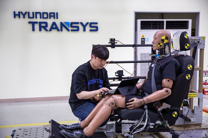 [서울=뉴시스] 현대트랜시스 시트 충돌 시험 모습. (사진=현대트랜시스) 2025.09.02 photo@newsis.com *재판매 및 DB 금지 *재판매 및 DB 금지 *재판매 및 DB 금지