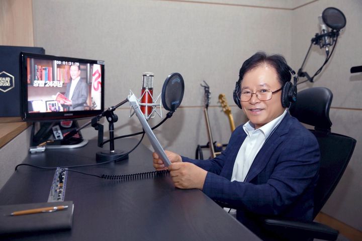 조항목 NS홈쇼핑 대표이사가 AI 커스텀 보이스 제작을 위해 샘플링 녹음을 하고 있다.(사진=NS홈쇼핑 제공) *재판매 및 DB 금지