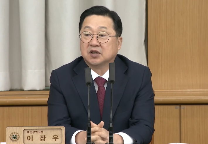 [대전=뉴시스] 조명휘 기자 = 이장우 대전시장이 2일 확대간부회의를 주재하고 있다. 2025.09.02. photo@newsis.com *재판매 및 DB 금지