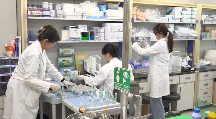 [서울=뉴시스] 식품의약품안전처 식품의약품안전평가원 관계자들이 대마 사용이 합법화된 국가의 온라인 쇼핑몰 등에서 판매하는 직접구매 해외식품 중 대마 등 마약류 성분 함유가 의심되는 해외직구식품에 대한 검사를 하고 있다. 해당 사진은 기사와 직접 관련이 없습니다. (사진=식약처 제공) 2025.09.02. photo@newsis.com *재판매 및 DB 금지