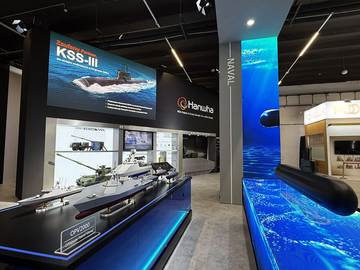 [서울=뉴시스] 폴란드 키엘체에서 열리는 국제 방위산업 전시회(MSPO 2025)에 참가한 한화 부스에 다연장 천무 등 다양한 제품이 전시돼 있다. (사진=한화에어로스페이스 제공) 2025.9.2. photo@newsis.com *재판매 및 DB 금지