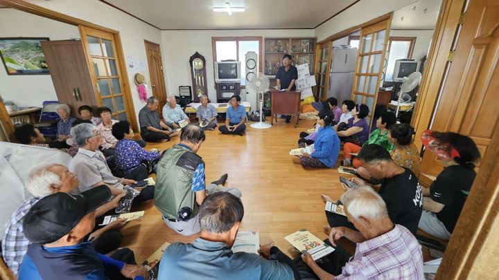 [나주=뉴시스] 나주 동강면 죽산마을 직불교육 장면. (사진 제공 = 전남도). 2025.09.02. photo@newsis.com *재판매 및 DB 금지