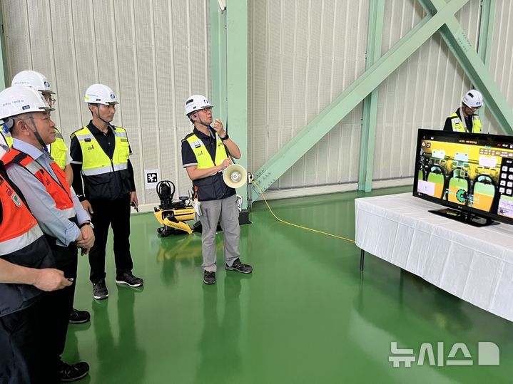 [세종=뉴시스]김준동 남부발전 사장이 지난 1일 영월빛드림본부와 삼척빛드림본부를 잇따라 방문해 현장 발전설비 가동 상태를 점검하고 전력수급 비상상황실 운영 현황을 직접 챙겼다.(사진=남부발전 제공)