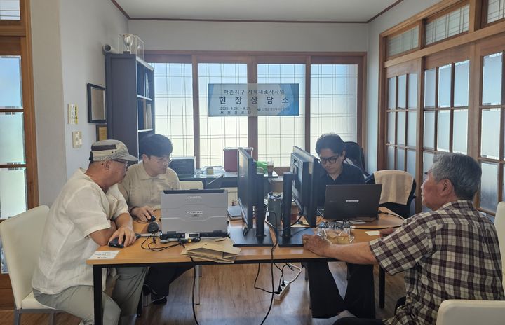 [산청=뉴시스] 경남 산청군 생초면 하존지구 지적재조사사업 현장상담소 운영. (사진=산청군 제공) 2025.09.02. photo@newsis.com *재판매 및 DB 금지