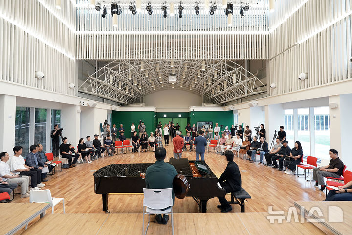 [성남=뉴시스] 정식 개관을 앞둔 지난달 29일, 성남물빛정원 뮤직홀에서 공사 관계자를 초청한 ‘감사 콘서트’가 열리고 있다 (사진=성남시 제공) 2025.09.02.photo@newsis.com