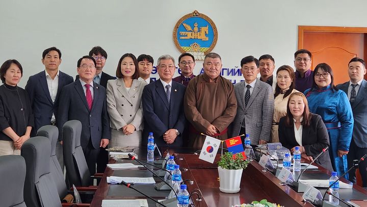 [대전=뉴시스] 조명휘 기자 = 대전 서구 대표단이 몽골 헙스걸을 찾아 교류 협력 밤안을 논의하고 있다. (사진= 서구청 제공) 2025.09.02. photo@newsis.com *재판매 및 DB 금지