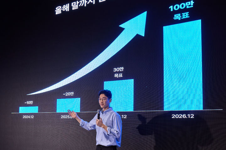 [서울=뉴시스] 토스 오규인 부사장이 2일 서울 강남구 에스제이쿤스트할레에서 열린 얼굴인식 결제 '페이스페이' 간담회에서 발표를 하고 있다. (사진=토스 제공) 2025.09.02. photo@newsis.com *재판매 및 DB 금지