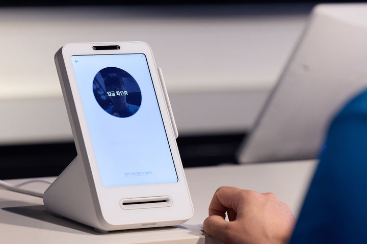 [서울=뉴시스] 토스 페이스페이 서비스를 이용하는 모습. (사진=토스 제공) 2025.09.02. photo@newsis.com *재판매 및 DB 금지