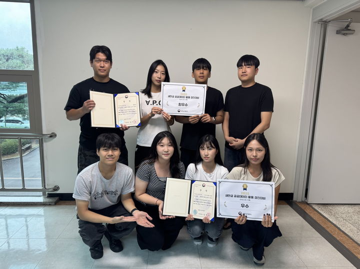 [대전=뉴시스] '2025년 새만금 공공데이터 활용 경진대회'에서 수상한 국립한밭대 건설환경공학과 학생들. (사진=국립한밭대 제공) 2025.09.02. photo@newsis.com *재판매 및 DB 금지