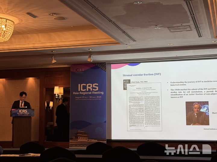 [서울=뉴시스] 김용상 연세사랑병원 원장이 지난달 29~30일 서울 삼성동 그랜드인터콘티넨탈 파르나스 호텔에서 열린 국제연골재생학회(ICRS)에서 발표를 하고 있다. (사진= 연세사랑병원 제공)