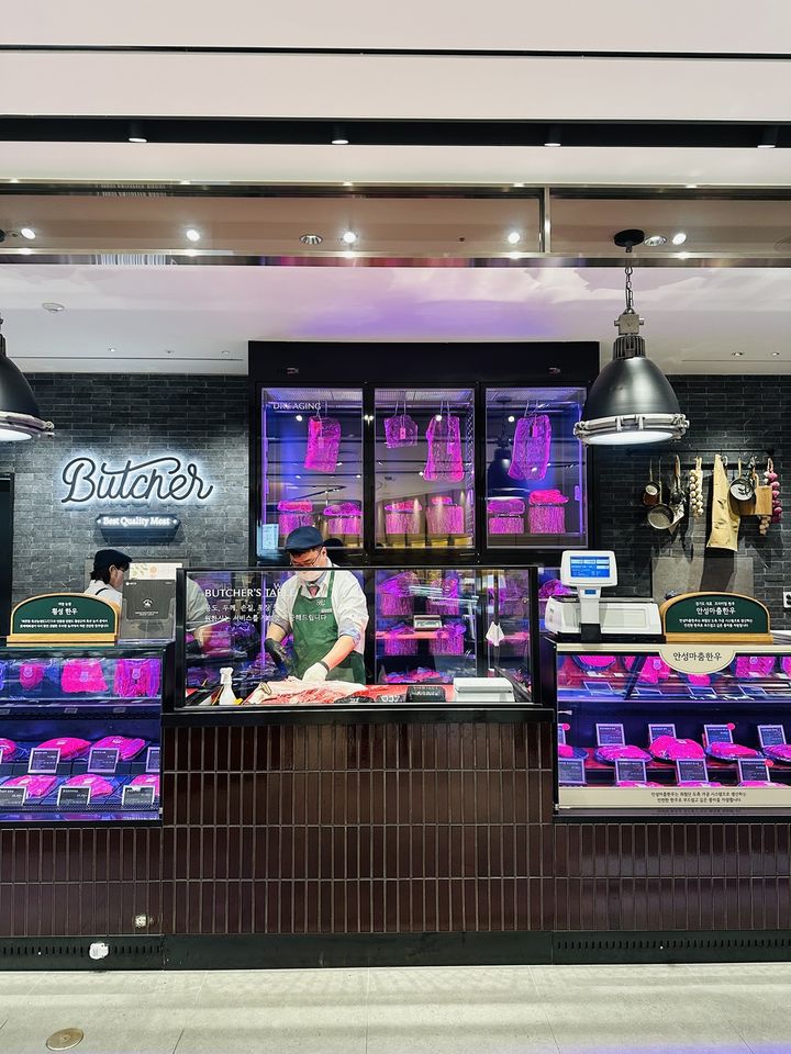 [서울=뉴시스] 롯데백화점이 백화점 최초로 한국식품안전관리인증원(HACCP인증원)으로부터 축산물판매업 '스마트 HACCP 인증'을 획득했다고 2일 밝혔다. (사진=롯데백화점 제공) *재판매 및 DB 금지