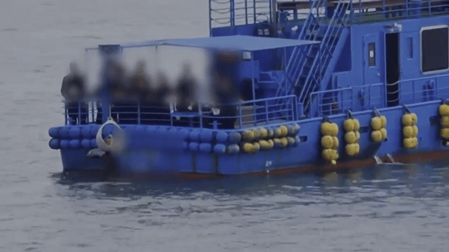 [인천=뉴시스] 인천항 인근 해역에서 불법 해양장(海洋葬)을 진행하고 있는 모습. (사진=인천해양경찰서 제공) 2025.09.02. photo@newsis.com *재판매 및 DB 금지