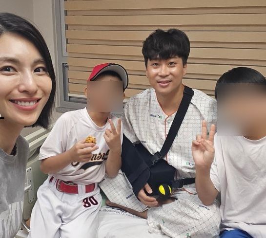 [서울=뉴시스] 유은성, 김정화 부부가 두 아들과 사진을 찍었다. (사진=유은성 인스타그램 캡처) 2025.09.02. photo@newsis.com  *재판매 및 DB 금지