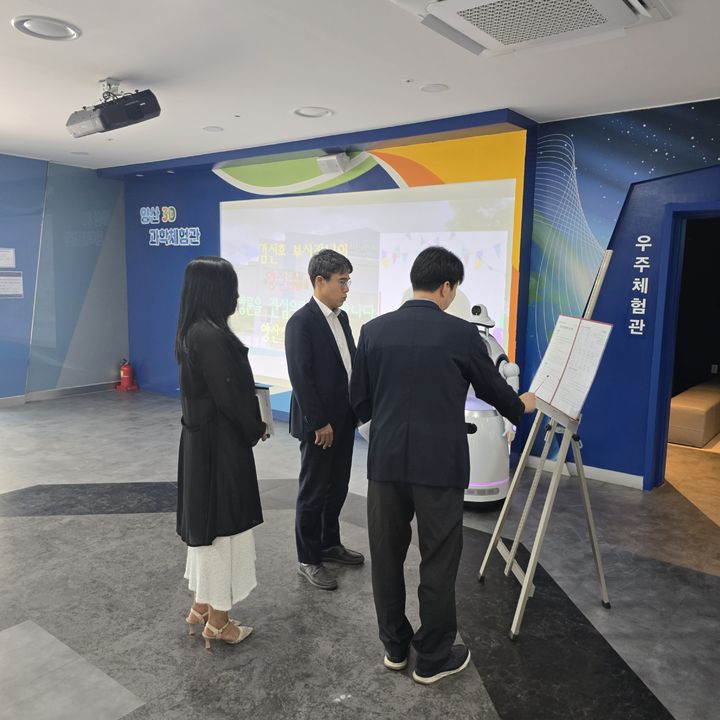 [양산=뉴시스] 김신호 부시장이 양산 3D 과학체험관을 방문해 현장점검을 하고 있다. (사진=양산시 제공) 2025.09.02. photo@newsis.com *재판매 및 DB 금지