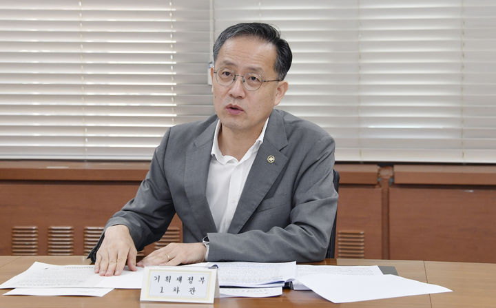 [서울=뉴시스] 이형일 기획재정부 1차관이 정부서울청사에서 물가관계차관회의를 주재하고 있다. (사진 = 기재부 제공) 2025.09.02. *재판매 및 DB 금지