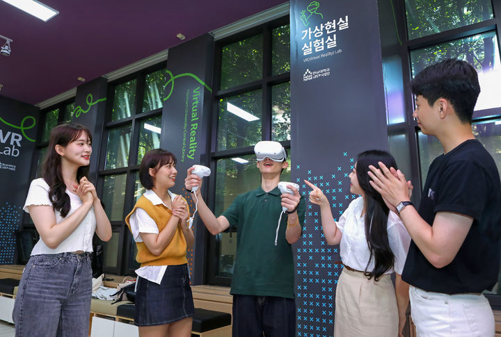 [대전=뉴시스] 최첨단 시설에서 교육을 받는 한남대 학생들. (사진=한남대 제공) 2025.09.04. photo@newsis.com *재판매 및 DB 금지