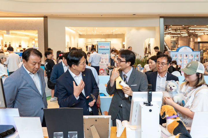 (좌측 두 번째)강형석 농림축산식품부 차관이 행사장을 방문해 (좌측 세 번째)백영현 유니온바이오메트릭스 부사장으로부터 반려동물 등록·관리 서비스에 대한 설명을 듣고 있다. (사진=유니온바이오메트릭스 제공) *재판매 및 DB 금지