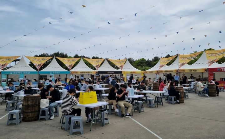 [제주=뉴시스] 2024 제주도 식품대전 with 한중일 맥주축제. (사진=제주도 제공) *재판매 및 DB 금지