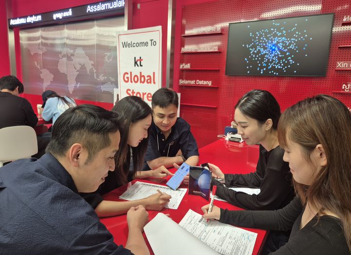 [대구=뉴시스] 대구 교동에 마련된 글로벌스토어는 늘어나는 외국인 수요에 맞춰 휴대전화 개통과 서비스 이용에 관한 지원을 강화하기 위해 안산과 광주에 이어 전국에서 세 번째로 문을 열었다. (사진 = KT대구경북광역본부 제공) 2025.09.02. photo@newsis.com *재판매 및 DB 금지