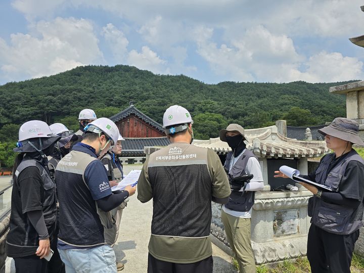 [서울=뉴시스] 충북문화유산돌봄센터의 제천 신륵사 삼층석탑 현장 조사 (사진=국가유산청 제공) 2025.09.02. photo@newsis.com *재판매 및 DB 금지