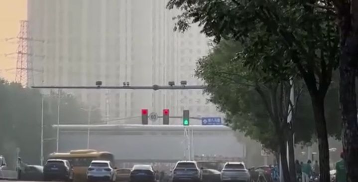 [서울=뉴시스] 일본 매체가 김정은 북한 국무위원장이 중국 랴오닝성 선양을 통과하고 있다고 2일(현지 시간) 보도했다. 일본 민영 TBS 계열 JNN은 이날 오전 6시께 중국 동북부 랴오닝성 선양에서 김 위원장이 탄 것으로 추정되는 전용 열차를 포착했다며 해당 영상을 공개했다. (사진= JNN 영상 갈무리) 2025.09.02. *재판매 및 DB 금지