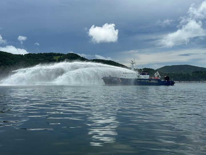 [여수=뉴시스] 여수해경 방제15호함이 적조 방제를 하고 있다. (사진=여수해경 제공) 2025.09.02. photo@newsis.com *재판매 및 DB 금지