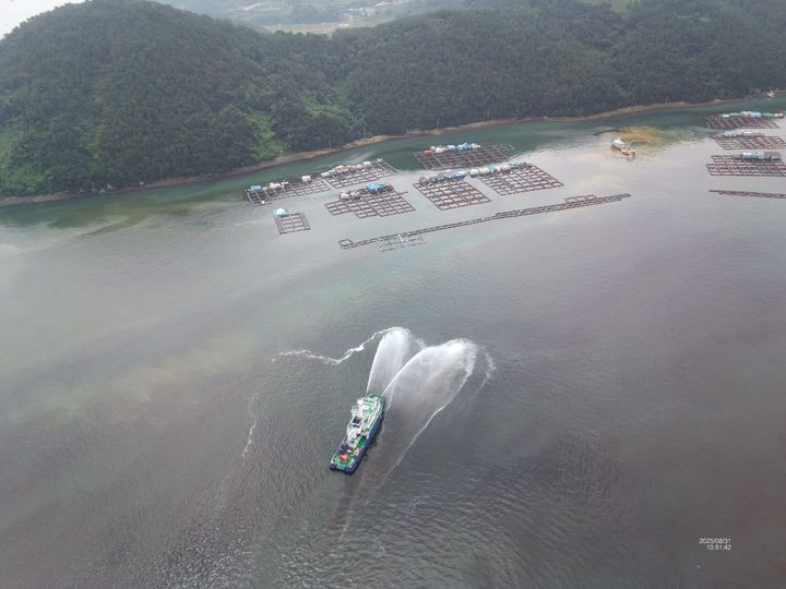 [여수=뉴시스] 여수해경 화학방제2함이 적조 방제를 하고 있다. (사진=여수해경 제공) 2025.09.02. photo@newsis.com *재판매 및 DB 금지