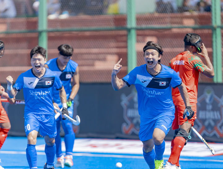 한국 남자 하키 대표팀이 1일(현지 시간) 인도 비하르주 라즈기르에서 열린 '남자 하키 아시아컵 2025' 조별리그 3차전에서 방글라데시를 5-1로 완파하고 기뻐하고 있다. (사진=대한하키협회 제공) 2025.09.02. photo@newsis.com 한국은 1일(현지 시간) 인도 비하르주 라즈기르에서 열린 '남자 하키 아시아컵 2025' 조별리그 3차전에서 방글라데시를 5-1로 완파했다. *재판매 및 DB 금지