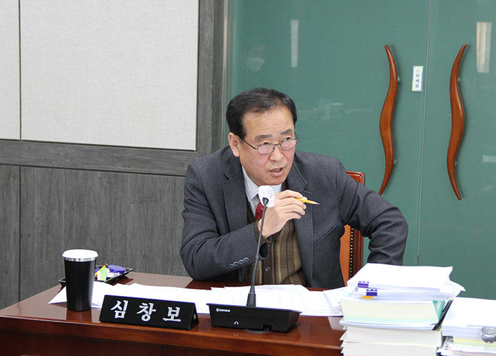 심창보 태백시의원이 태백시의회 위원회실에서 열린 업무보고에서 질의하고 있다.(사진=태백시의회 제공) *재판매 및 DB 금지