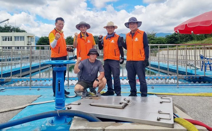 [강릉=뉴시스] 강릉 가뭄 해소를 위해 퇴직 공무원 모임인 강릉재향소방동우회 회원들이 홍제정수장에서 급수지원 등에 나서고 있다.(사진=강릉소방서 제공)photo@newsis.com *재판매 및 DB 금지