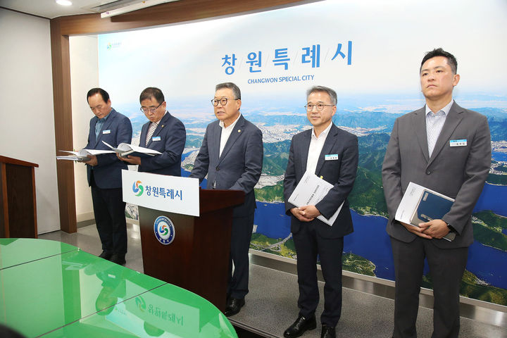 [창원=뉴시스] 이정환 경남 창원산업진흥원장이 2일 창원시청 프레스센터에서 조직 혁신 추진과 관련해 브리핑을 하고 있다. (사진=창원시청 제공) 2025.09.02. photo@newsis.com *재판매 및 DB 금지