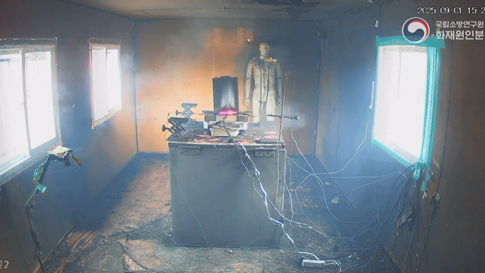 [청양=뉴시스] 1일 진행된 전기오토바이 배터리 화재 두번째 실험. 스프링클러에 물을 채우고 실험을 진행했다. (자료=국립소방연구원). *재판매 및 DB 금지 *재판매 및 DB 금지