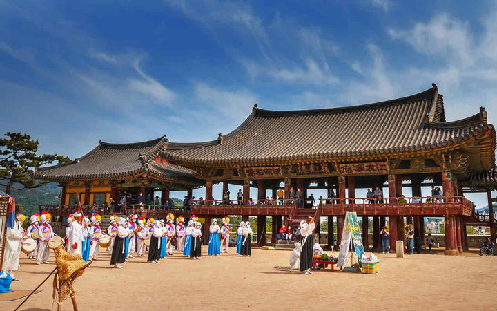 [밀양=뉴시스] 영남루에서 열린 무형유산 상설공연 법흥상원놀이. (사진=밀양시 제공) 2025.09.02. photo@newsis.com *재판매 및 DB 금지