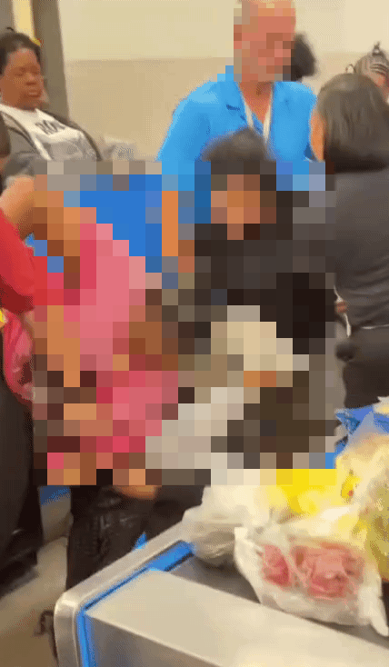 [뉴시스]미국의 한 월마트 매장에서 여성 직원이 한 무리에게 집단 폭행을 당하는 사건이 발생했다.(사진=뉴욕포스트)2025.09.01 *재판매 및 DB 금지