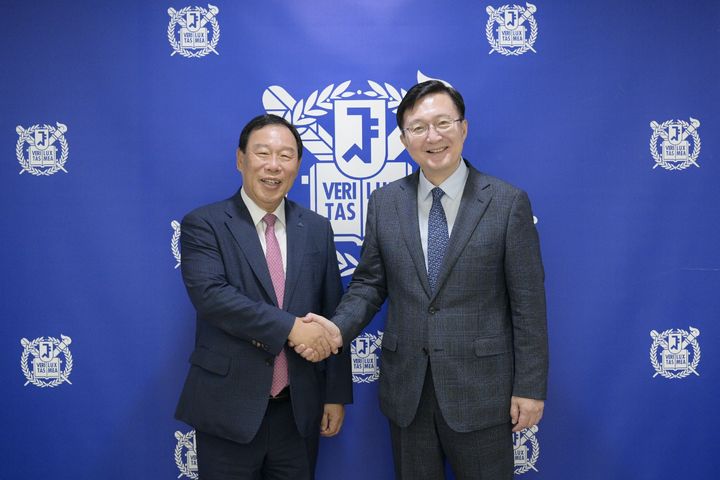 [세종=뉴시스](왼쪽)최민호 세종시장과 유홍림 서울대학교 총장이 협약 후 기념 사진을 찍고 있다.(사진=세종시 제공) 2025.09.01. photo@newsis.com *재판매 및 DB 금지